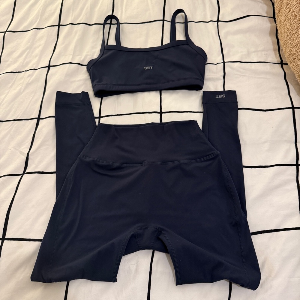 SOLD | SET Active Sportbody Navy Sporty Scoop Bra & Sporty HighRise Leggings Set